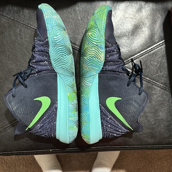 Size 10 (men)Kyrie ufo this is the best looking and newest shoe I have! - Picture 3 of 8